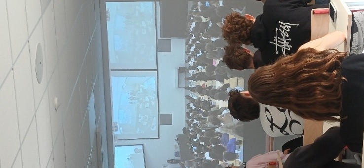 ? Aubenas, les tudiants dans leur salle quipe dun cran gant suivent en simultan la rentre depuis Lyon Sud